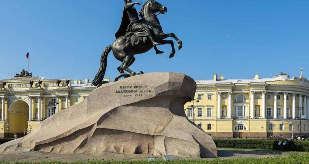 Российские ученые определили примерный возраст камня под памятником Петру I
