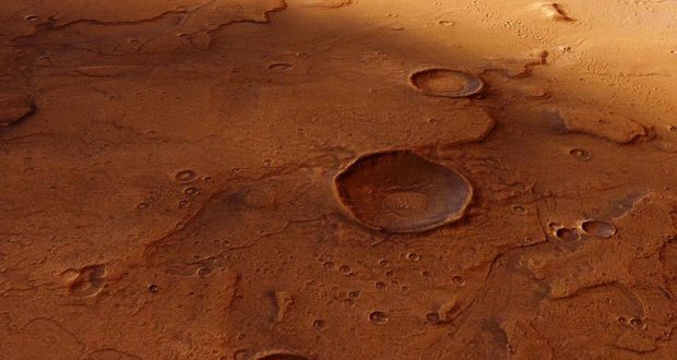 В одном из марсианских кратеров найдены следы воздействия подземных вод