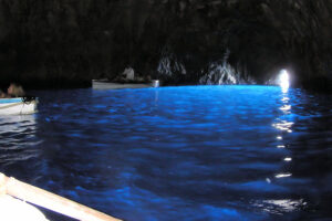 Морская пещера Капри светится ярко-синим цветом благодаря своей странной геологии